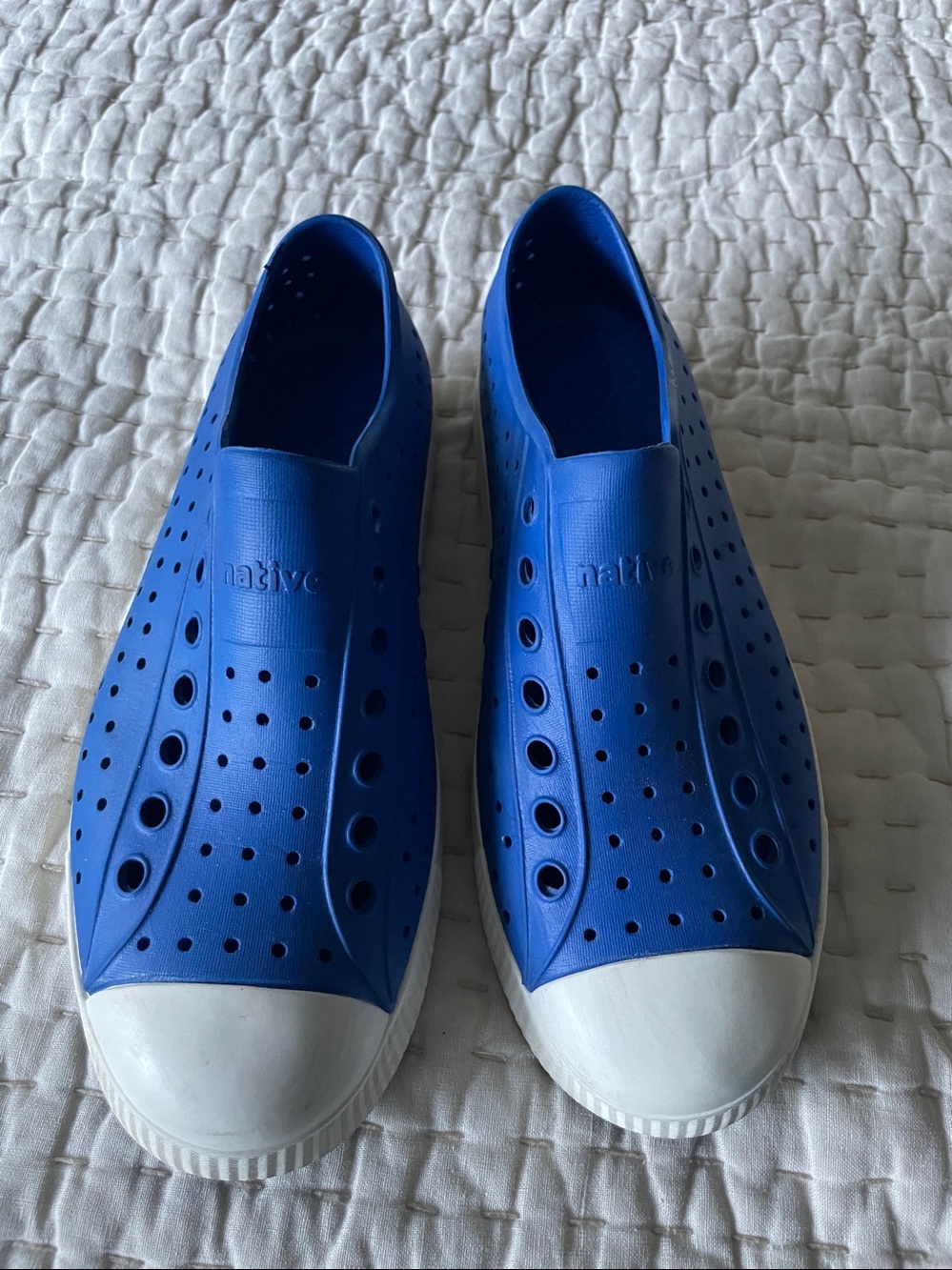 Native Jefferson Slip On Sneakers Mens 7 Womens 9 blue Water Friendly Perforated